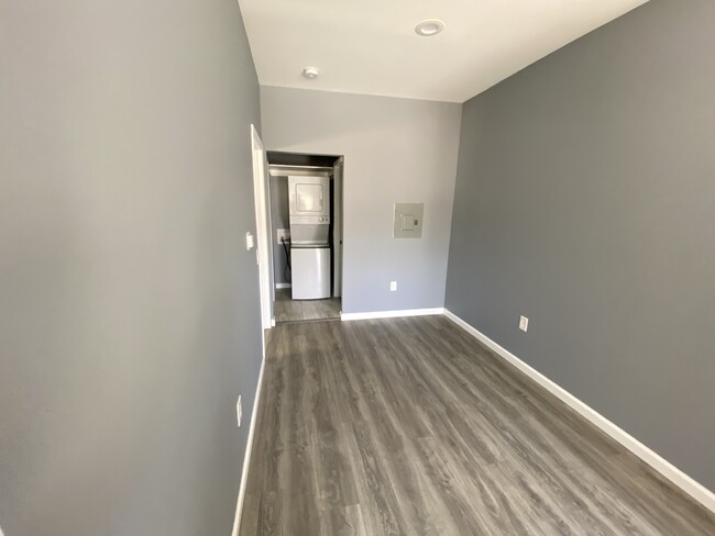 431 W 2nd St, Unit B