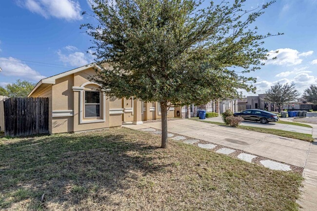 5819 St Sylvia Loop in Laredo, TX - Building Photo - Building Photo