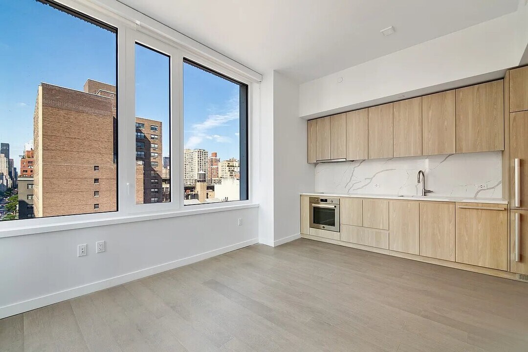 200 E 23rd St, Unit 12A in New York, NY - Building Photo