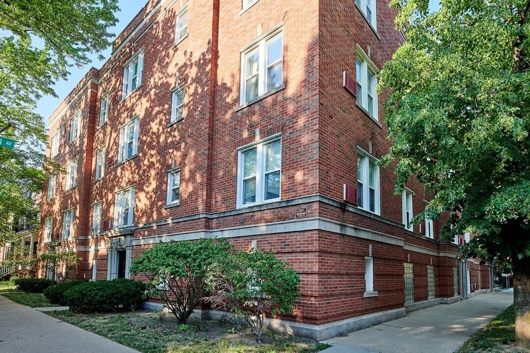 1952 W Patterson Ave in Chicago, IL - Building Photo
