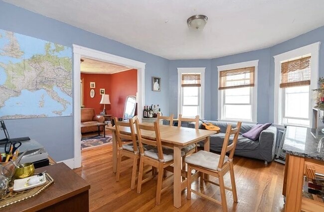 30 Adrian St, Unit 1 in Somerville, MA - Foto de edificio - Building Photo