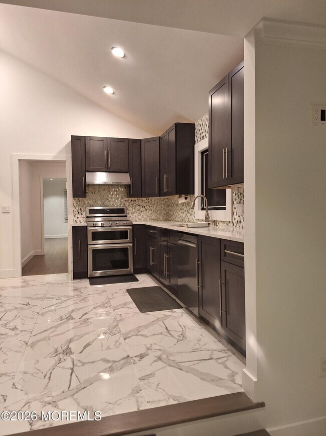 373 Pine St in Eatontown, NJ - Building Photo - Building Photo