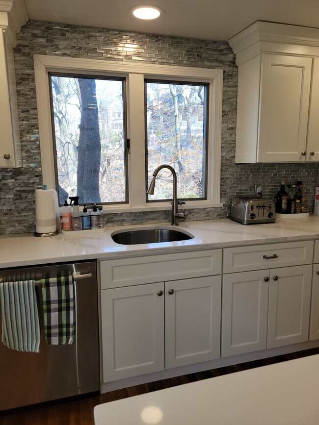 51 Jackson St, Unit D in Newton, MA - Building Photo - Building Photo