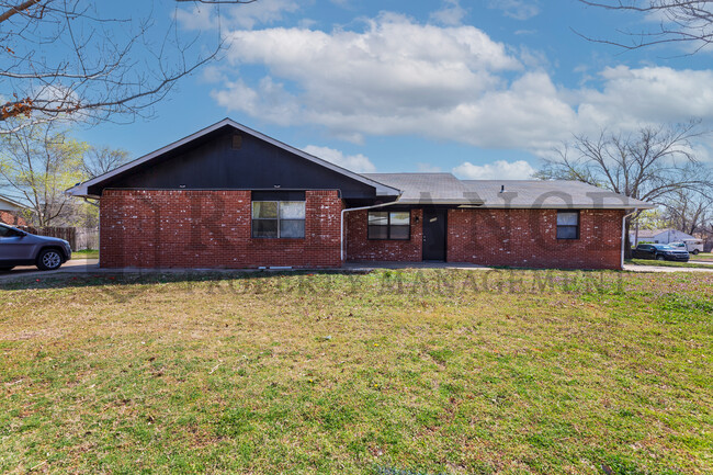 1156 N Edwards in Wichita, KS - Foto de edificio - Building Photo