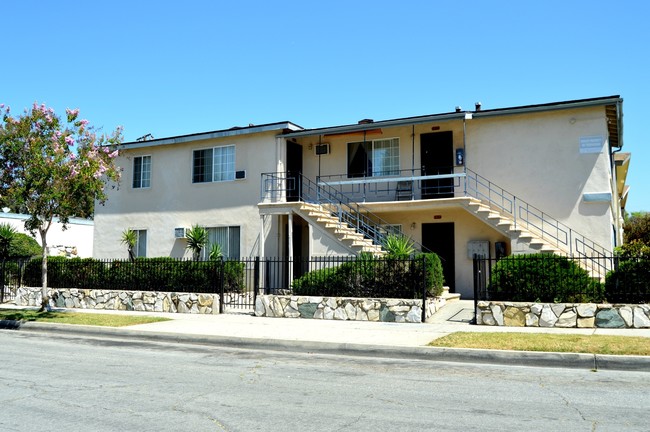 131 N Vecino Dr in Covina, CA - Foto de edificio - Building Photo