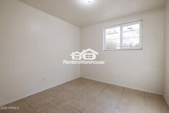 325 S Pioneer in Mesa, AZ - Foto de edificio - Building Photo