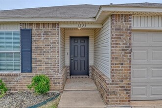 1325 Quartz Pl in Noble, OK - Building Photo - Building Photo