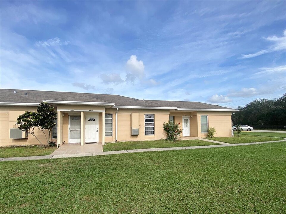 2215 Club Cir in Lakeshore, FL - Building Photo