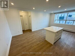 112 St Joseph's Dr in Hamilton, ON - Building Photo - Building Photo