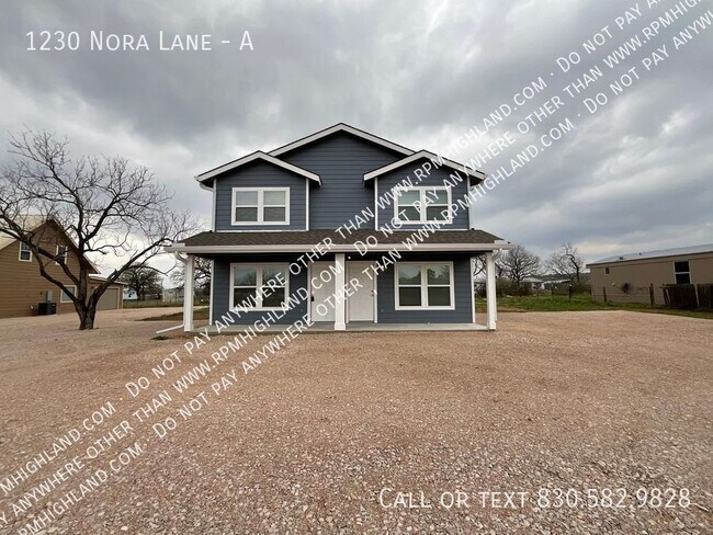 1230 Nora Ln in Kingsland, TX - Building Photo - Building Photo