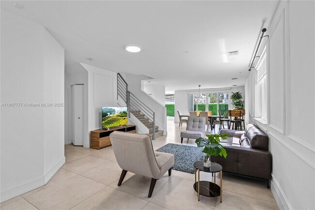10330 NW 68th St in Doral, FL - Building Photo - Building Photo