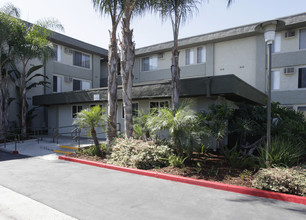 Nutwood East Apartments in Fullerton, CA - Foto de edificio - Building Photo
