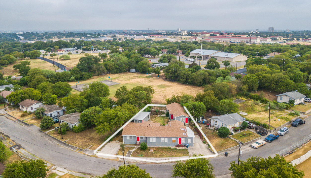 1303 Norfleet St in San Antonio, TX - Building Photo