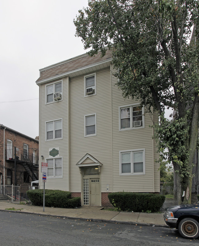 128 Neptune Ave in Jersey City, NJ - Foto de edificio - Building Photo