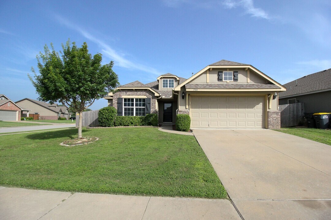 3904 W 104th Ct S in Jenks, OK - Foto de edificio