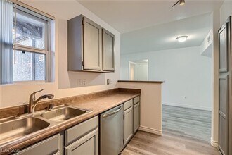 7255 W Sunset Rd, Unit 2021 in Las Vegas, NV - Building Photo - Building Photo