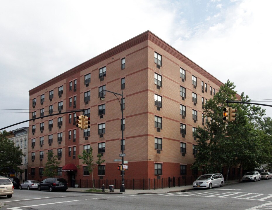 Knickerbocker Commons in Brooklyn, NY - Foto de edificio