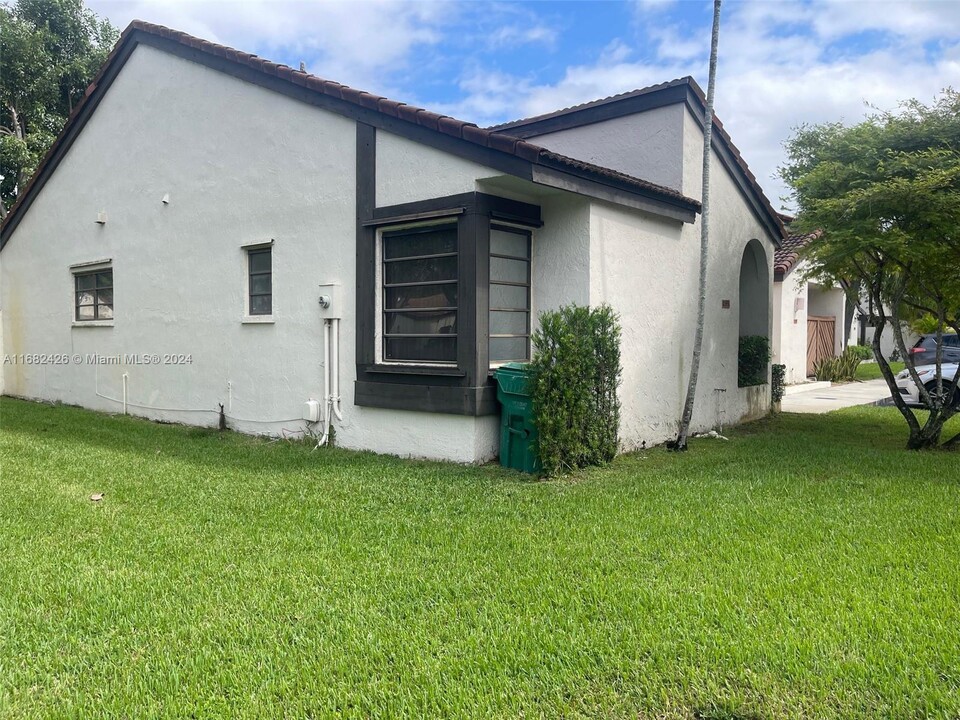 12393 SW 94th Ln in Miami, FL - Foto de edificio