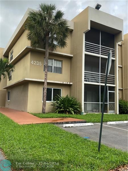 4235 N University Dr in Sunrise, FL - Foto de edificio - Building Photo