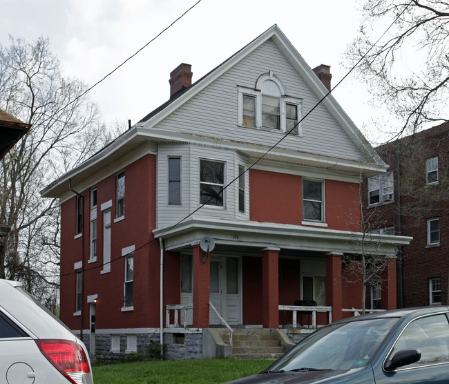 208 Hearne Rd in Cincinnati, OH - Building Photo - Building Photo