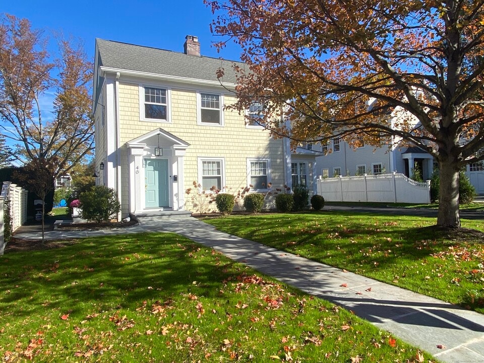 40 E Maple St in New Canaan, CT - Building Photo