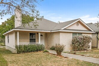 417 Canterbury Ln in Converse, TX - Foto de edificio - Building Photo