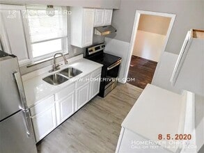 1217 W Galbraith Rd in Cincinnati, OH - Foto de edificio - Building Photo