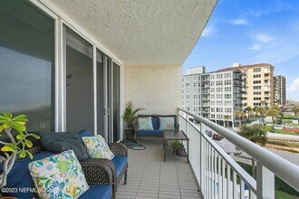 1601 Ocean Dr S, Unit 303 in Jacksonville Beach, FL - Foto de edificio - Building Photo