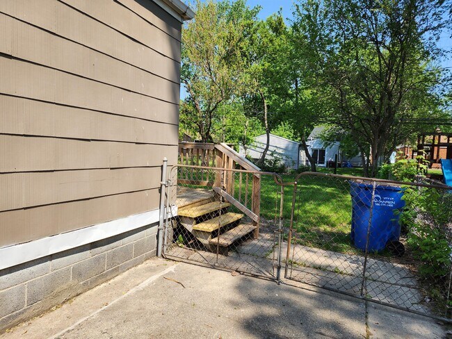 2401 Waltz Ave in Warren, MI - Building Photo - Building Photo