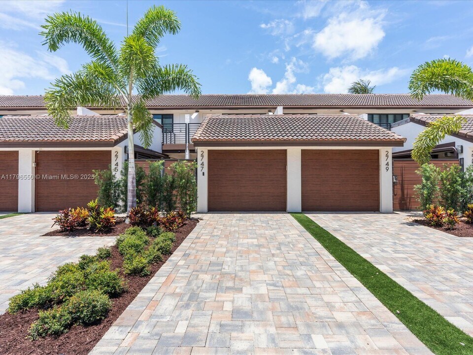 2747 NE 14th St in Fort Lauderdale, FL - Building Photo