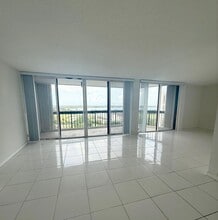 2425 Presidential Way in West Palm Beach, FL - Building Photo - Building Photo