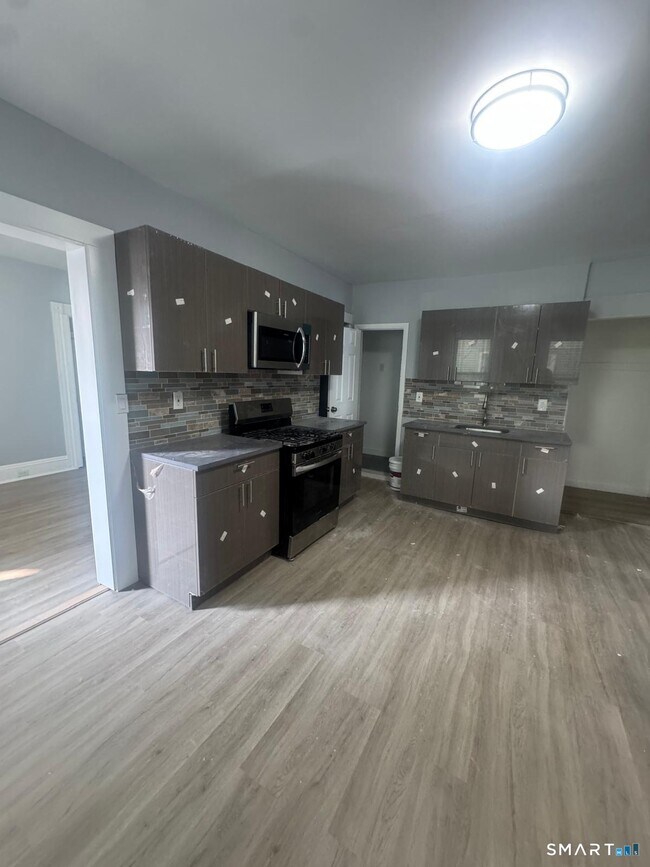 105 Caroline St in Bridgeport, CT - Foto de edificio - Building Photo