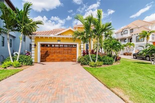 539 Treviso Dr in Apollo Beach, FL - Building Photo