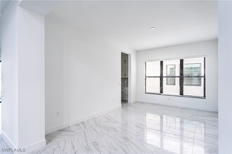 12813 Hawkins Dr in Estero, FL - Foto de edificio - Building Photo