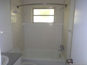2530 Pierce St-Unit -204 in Hollywood, FL - Building Photo - Building Photo