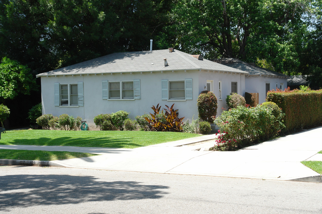 129-131 Greenwood Ave in Pasadena, CA - Building Photo