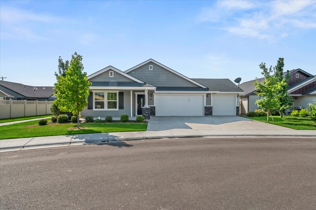 73 W Waukesha St in Meridian, ID - Foto de edificio