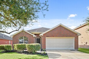 17915 Pinewood Green in Houston, TX - Building Photo