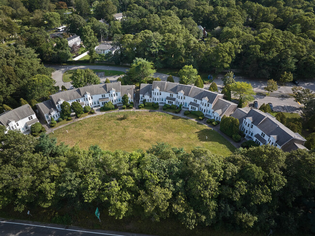 Holly Hill Apartments in Centerville, MA - Building Photo - Building Photo