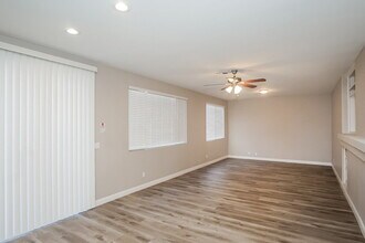 8185 Flanders Terrace Dr in Las Vegas, NV - Foto de edificio - Building Photo