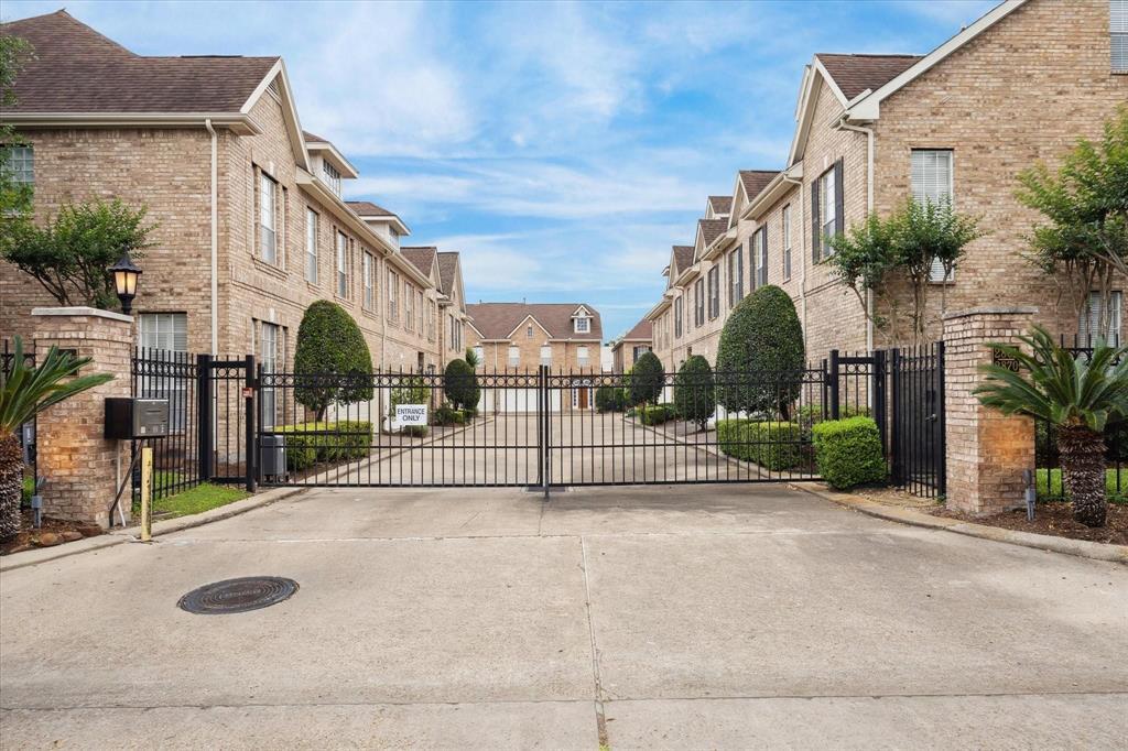 2842 Briarhurst Park in Houston, TX - Building Photo