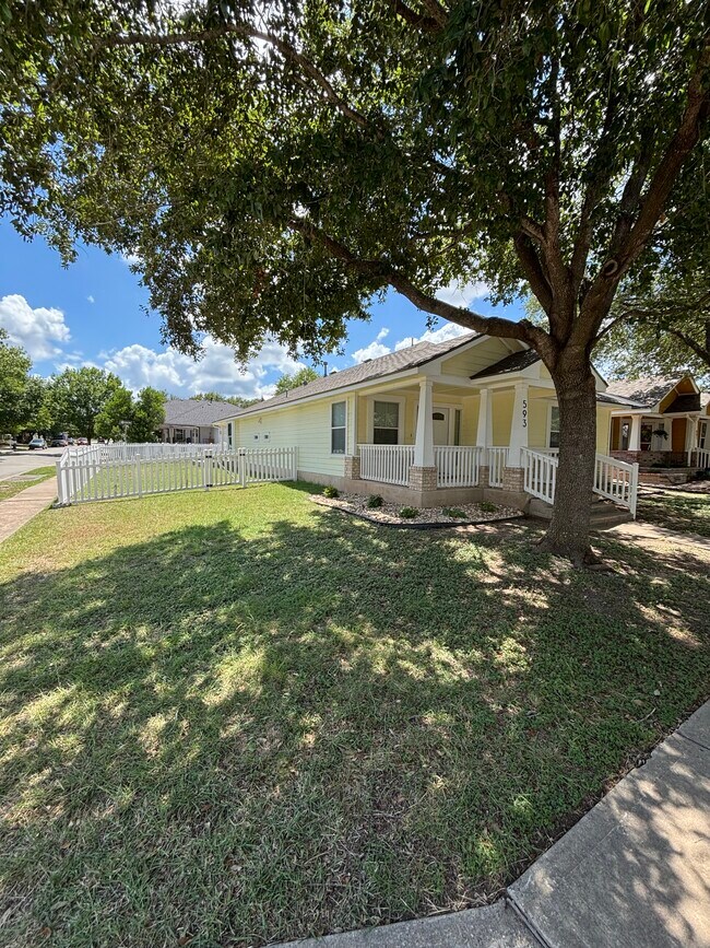 593 Scheel Rd in Kyle, TX - Foto de edificio - Building Photo