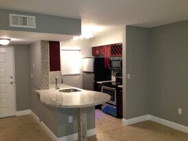 2850 N Oakland Forest Dr, Unit 112 in Oakland Park, FL - Building Photo