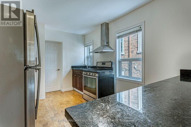 2976 Lake Shore Blvd W in Toronto, ON - Building Photo - Building Photo