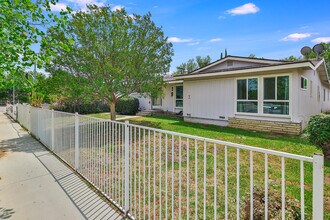 23208 Vanowen St in West Hills, CA - Foto de edificio - Building Photo