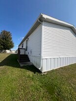 291 Medina River Ct in Adrian, MI - Building Photo
