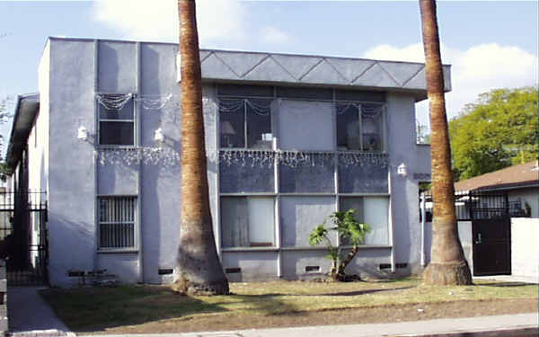 2051 Chariton St in Los Angeles, CA - Building Photo