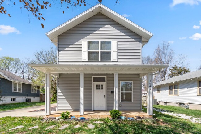 property at 1041 E Delmar St