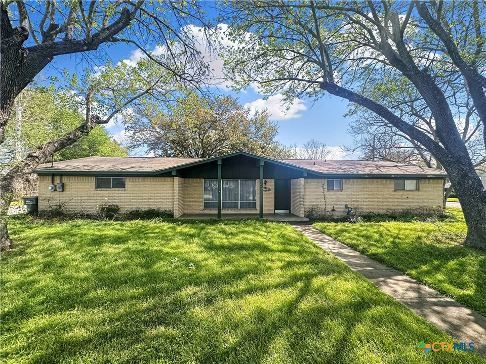 516 W 14th St in Shiner, TX - Building Photo