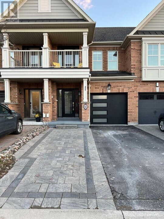 42 Southeast Pass in Whitchurch-Stouffville, ON - Building Photo